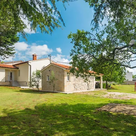 Casa de Férias In With Outdoor Swimming Pool